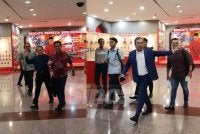 Ahmad Maslan dan Mohamad Alamin melambai ke arah wartawan yang menunggu di lobi Menara Dato Onn, Kuala Lumpur.
