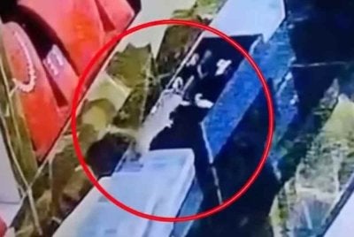 Pekerja kedai meneliti rakaman CCTV dan terkejut melihat seekor tikus berulang kali mengheret cincin dan rantai dari kawasan pameran. Foto: Agensi