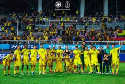 Pemain Harimau Malaya meraikan kemenangan 1-0 dengan penyokong di Cheras. Foto: Malaysia NT