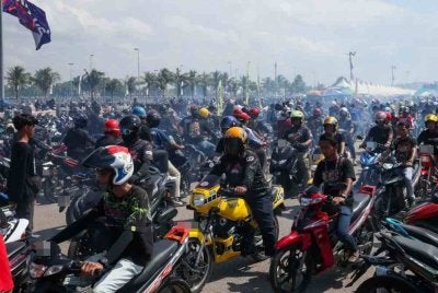 Lebih 100,000 peserta himpunan RXZ Members 7.0 membanjiri di Litar Permotoran Gong Badak. Foto: Bernama
