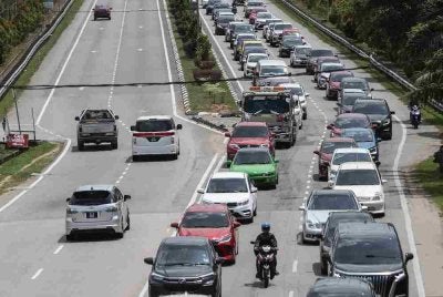 Antara keadaan di jalan raya yang sering dikongsi pengguna lebuh raya di media sosial.