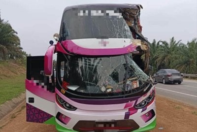 Keadaan bas selepas dirempuh sebuah treler di Jalan Besar Jengka 18 pada Ahad. Foto: Polis Maran.