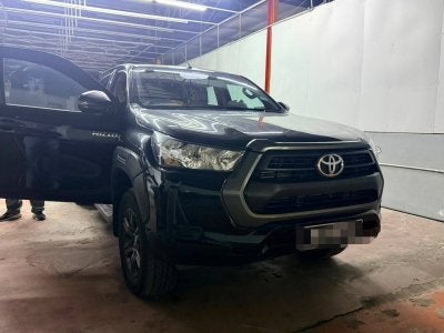 Sebuah Toyota Hilux milik warga Pakistan dirampas JIM selepas tular menggunakan logo JIM dan lampu mata arah. Foto: JIM