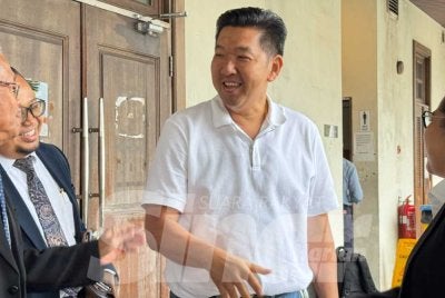 Ee Seong (tengah) dilepas dan dibebaskan daripada pertuduhan menyerang seorang peguam dengan menggunakan besi, dua tahun lalu.