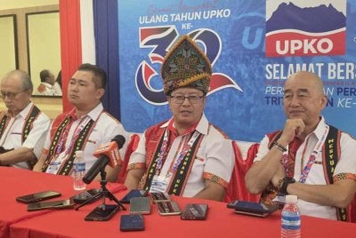 Ewon (dua dari kanan) ketika ditemui pemberita dalam sidang akhbar di Penampang.