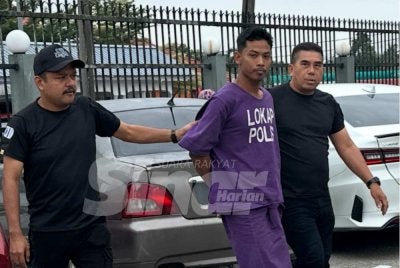 Tertuduh (tengah) tiba di mahkamah dengan kenderaan polis. Foto SINAR HARIAN/ADILA SHARINNI WAHID