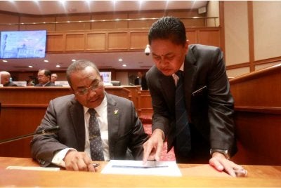 Muhammad Sanusi (kiri) pada persidangan Dewan Undangan Negeri (DUN) Kedah di Wisma Darul Aman di Alor Setar pada Isnin.