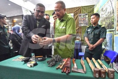 Ahmad Samsuri (depan, kanan) melawat gerai pameran selepas menyempurnakan perasmian Sambutan Hari Renjer Sedunia 2026 peringkat negeri Terengganu di Wisma Darul Iman, Kuala Terengganu pada Isnin.