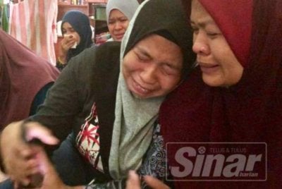 Nik Hasmani dan anak sulungnya, Wan Nurfazleen Amirah, 22, tidak dapat menahan air mata setiap kali menatap gambar Wan Muhammed Adam. Gambar fail Sinar Harian