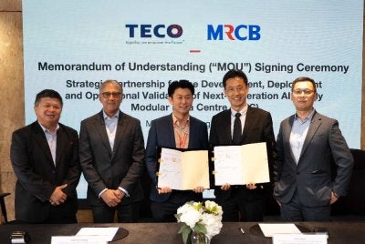 Dari kanan: Ketua Perniagaan Pusat Data, Kumpulan TECO, Stanley Liu; Presiden Kumpulan Perniagaan Kuasa & Tenaga, Kumpulan TECO, David Kuo; Ketua Pegawai Eksekutif MRCB Builders, Patrick Hwang; Ketua Pegawai Komersial MRCB, Amarjit Chhina dan Ketua Pegawai Kewangan Kumpulan MRCB, Ann Wan Tee pada majlis menandatangani MoU antara MRCB dan TECO.