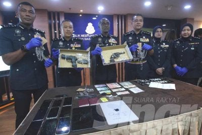 Kumar menunjukkan antara peralatan dirampas termasuk senjata digunakan suspek ketika serbuan dijalankan polis, Jumaat lalu.