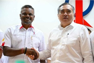 Anthony (kanan) berjabat tangan dengan Arul Kumar ketika sidang akhbar selepas mesyuarat jawatankuasa DAP Negeri Sembilan pada Isnin. Foto: Bernama 