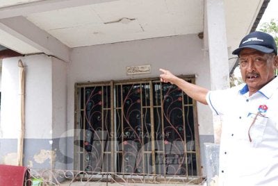 Abdullah menunjukkan keretakan pada dinding rumahnya di Kampung Peradin, Pontian yang didakwa semakin ketara akibat gegaran treler membawa muatkan sisa binaan.