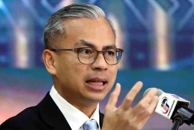 Fahmi berucap pada Majlis Anugerah Perkhidmatan Cemerlang (APC) Kementerian Komunikasi Zon Sabah. Foto Bernama 