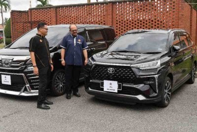 Mohd Misuari (kanan) bersama pegawai melihat Kenderaan Perkhidmatan Pelancongan (KPP) tanpa permit yang disita ketika ditemui Bernama di Ibu Pejabat JPJ, Panji. Foto Bernama