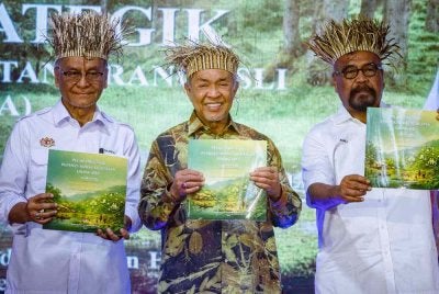 Ahmad Zahid (tengah) bergambar bersama Menteri Kesihatan, Datuk Seri Dr Dzulkefly Ahmad (kiri) dan Timbalan Yang Dipertua Dewan Rakyat, Datuk Dr Ramli Mohd Nor (kanan) pada majlis pelancaran Pelan Strategik Penentu Sosial Kesihatan Orang Asli (NSPSDHOA) di Kampung Air Banun pada Isnin. Foto Bernama