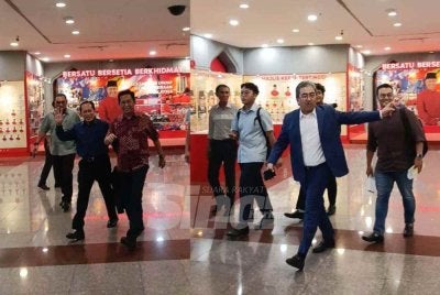 Ahmad Maslan dan Mohamad Alamin melambai ke arah wartawan yang menunggu di lobi Menara Dato Onn, Kuala Lumpur.