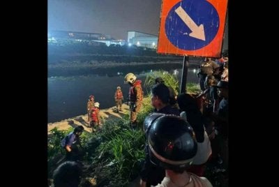 Operasi mencari dan menyelamat (SAR) menerusi kaedah pencarian di permukaan air kini giat dijalankan di sekitar lokasi kejadian.