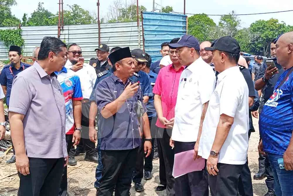 Mohd Jafni (tiga dari kanan) meninjau tapak pelupusan sisa pepejal di Jalan Kempas- Seelong.