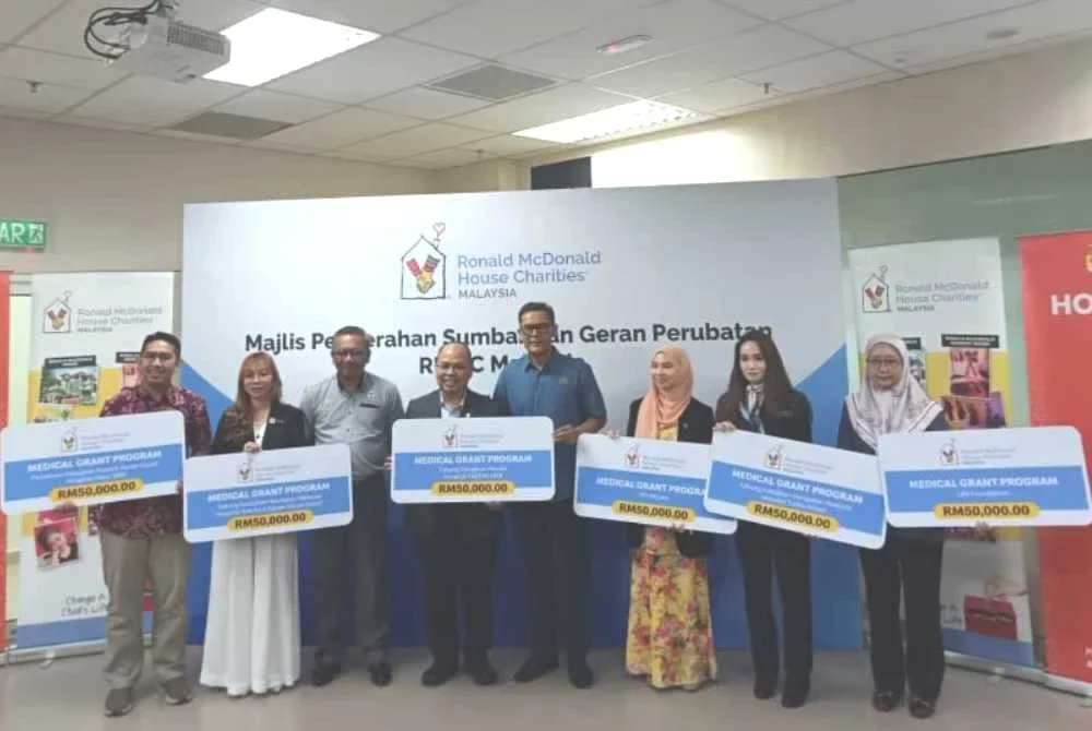 Azmir (empat dari kanan) bersama wakil enam pertubuhan kebajikan hospital yang menerima Geran Perubatan Perubatan RMHC Malaysia di Hospital TABTAR.