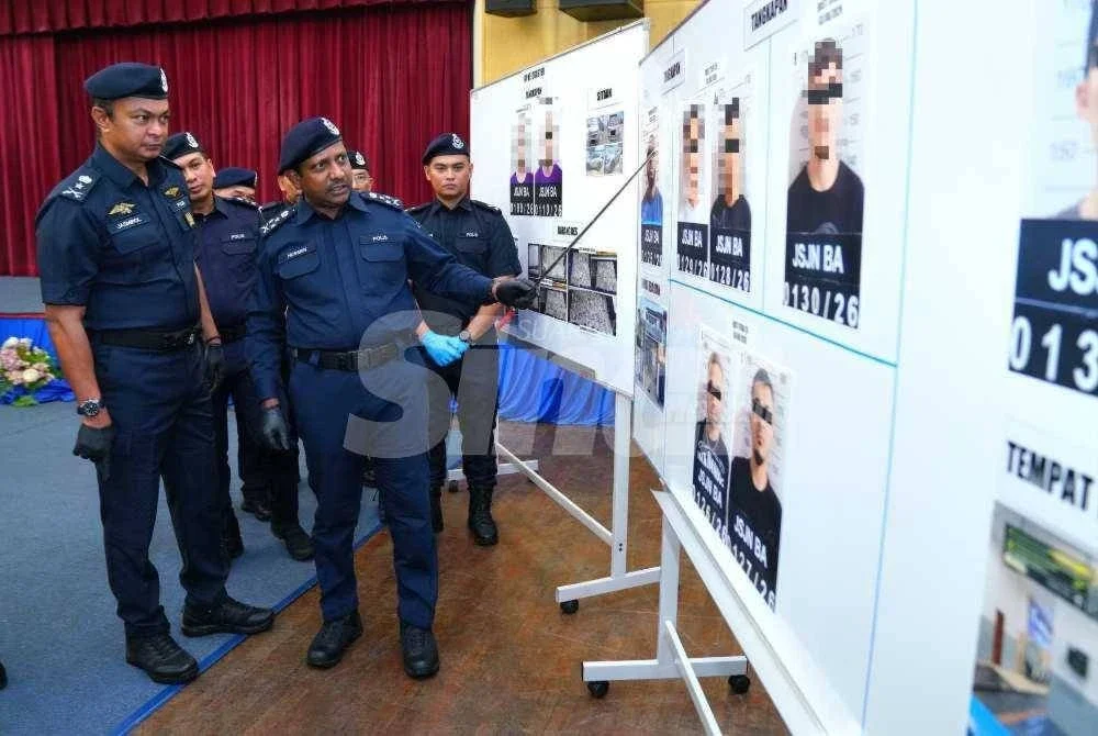 Hussein menunjukkan suspek yang ditahan dalam serbuan di Selangor dan Pulau Pinang. FOTO: MOHD HALIM ABDUL WAHID