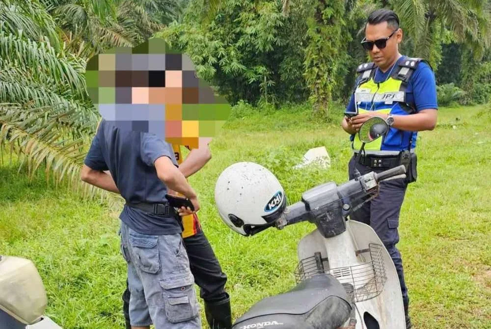 Dua lelaki Rohingya yang menaiki sebuah motosikal cuba meloloskan diri ketika pemeriksaan JPJ dijalankan di Kilometer 171, Jalan Serdang-Selama, Kulim pada Isnin. FOTO: JPJ KEDAH