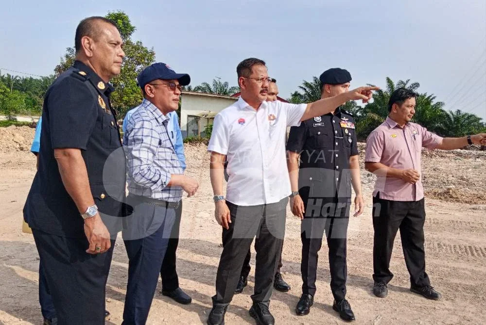 Md Israk (tengah) meninjau tapak penambakan dan pembuangan sisa binaan di Kampung Sungai Senai, Kukup pada Selasa.