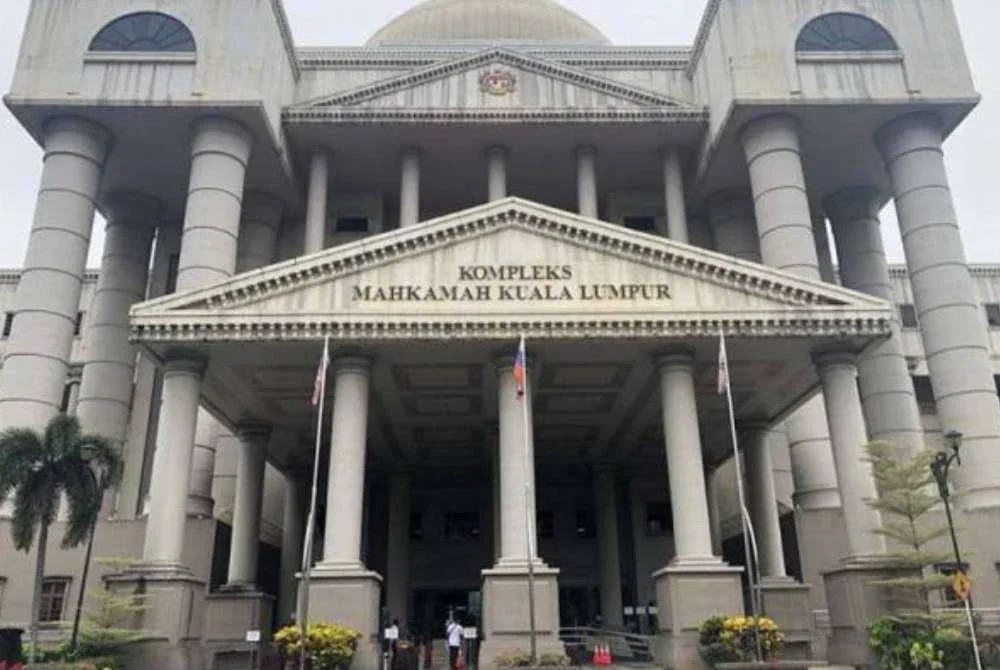Bekas pemandu dihukum penjara tujuh bulan selepas mengaku bersalah mengugut bekas majikan yang juga hakim Mahkamah Tinggi serta mengambil dadah.