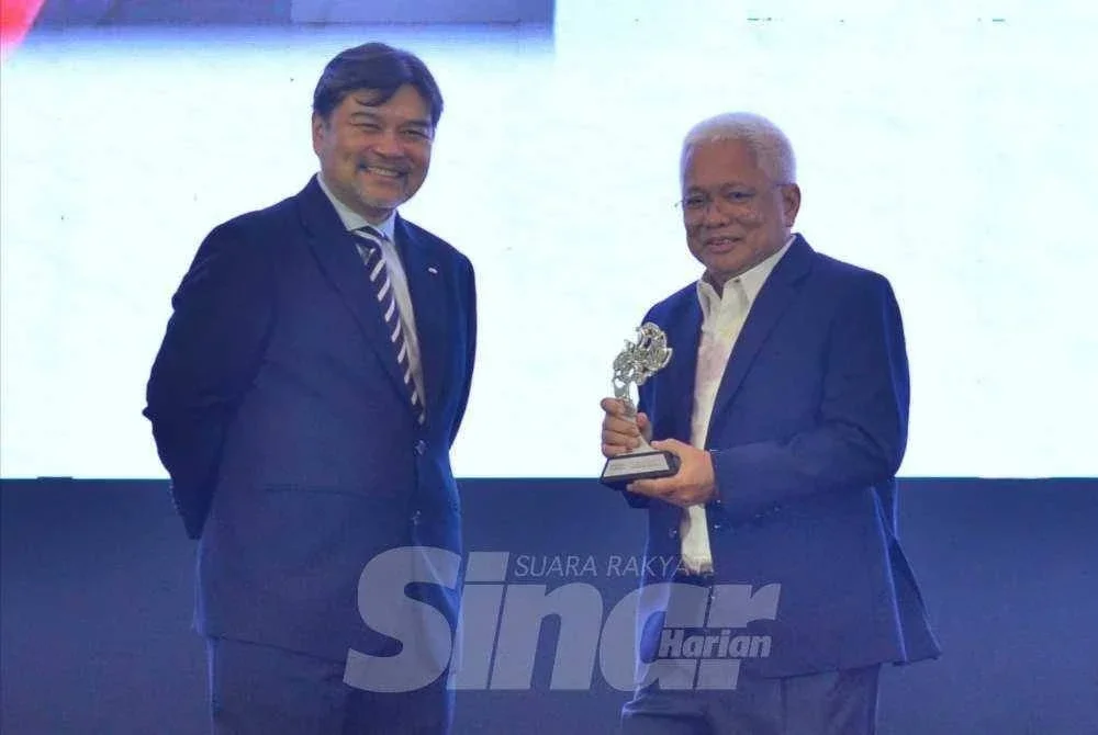 Penasihat dan Pengasas Karangkraf, Datuk Dr Hussamuddin Yaacub (kanan) menerima Anugerah Merdeka disampaikan oleh Presiden dan Ketua Pegawai Eksekutif CGC, Mohamed Nazri. Foto: ASRIL ASWANDI SHUKOR