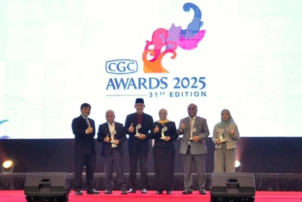 Mohamed Nazri (kiri) bersama penerima Anugerah Merdeka. Foto: ASRIL ASWANDI SHUKOR