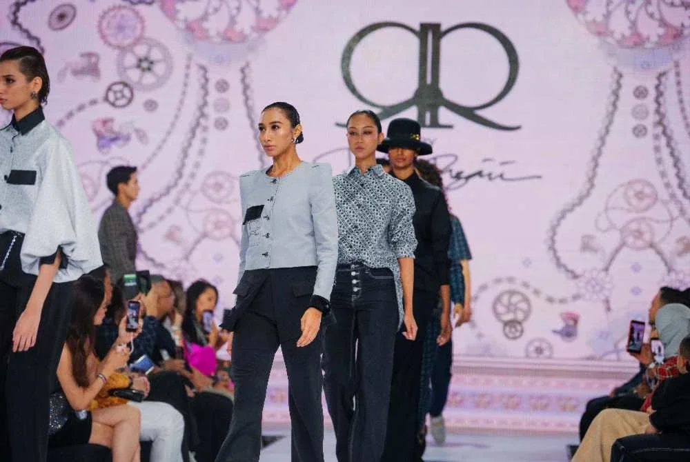 Suria KLCC menampilkan RR by Rizman Ruzaini sebagai pembuka tirai KLFW 2026 menerusi koleksi 'Cruise 2026, RR Vol 4: Heritage in Motion'.