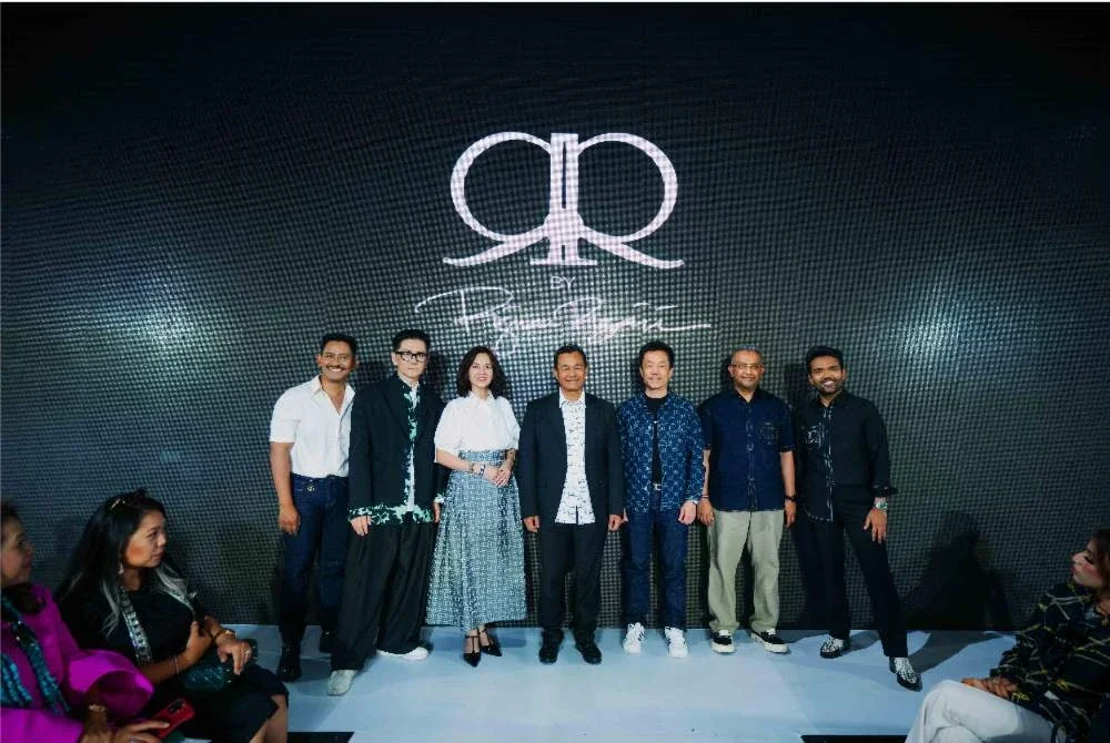 Dari kiri, Ruzaini; Andrew Tan; Ketua Pegawai Kewangan Suria KLCC, Penny Chua; Mohd Salem; Francis; Pengurus Besar Suria KLCC, Ameer Thajudeen dan Rizman pada pertunjukan pembukaan KLFW 2026 baru-baru ini.