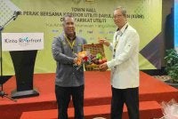 Mohammad Nizar (kanan) menerima cenderahati daripada Zamri selepas merasmikan Program Sesi Town Hall JKR Perak Bersama KUDR dan syarikat utiliti di sebuah hotel di sini pada Selasa.