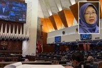 Dr Zaliha (gambar kecil) turut memuat naik sekeping gambar dalam Dewan Rakyat.