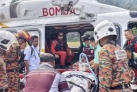 Pesakit bersama tiga kakitangan Klinik Kesihatan Tekek dan seorang pengiring diterbangkan dari Pulau Tioman untuk menerima rawatan di HTAA, Kuantan. Foto: FB Bahagian Udara JBPM 