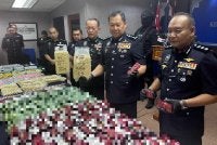 Datuk Ab Rahaman menunjukkan pelbagai jenis dadah dirampas menerusi serbuan yang dijalankan di Masai dan Taman Ehsan Jaya, Johor Bahru 5 Ogos lalu