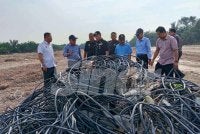 Md Israk (kiri) meninjau tapak penambakan dan pembuangan sisa binaan di Kampung Sungai Senai, Kukup pada Selasa.