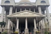 Bekas pemandu dihukum penjara tujuh bulan selepas mengaku bersalah mengugut bekas majikan yang juga hakim Mahkamah Tinggi serta mengambil dadah.