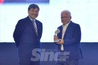 Penasihat dan Pengasas Karangkraf, Datuk Dr Hussamuddin Yaacub (kanan) menerima Anugerah Merdeka disampaikan oleh Presiden dan Ketua Pegawai Eksekutif CGC, Mohamed Nazri - FOTO: ASRIL ASWANDI SHUKOR 