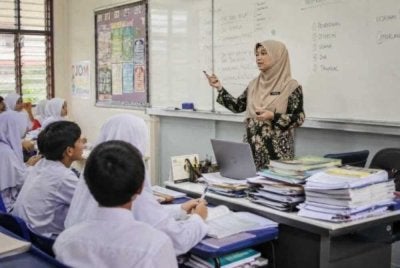 Satu kajian pada tahun 2025 terhadap 100 guru di beberapa sekolah di Malaysia mendapati terdapat hubungan ketara antara beban tugas dengan burnout dalam kalangan pendidik. Gambar hiasan. 