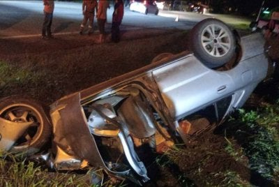 Keadaan kenderaan dipandu mangsa terbalik ke dalam parit dan remuk. - Foto: JBPM