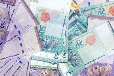 Ringgit diniagakan kebanyakannya tinggi berbanding sekumpulan mata wang utama. Gambar hiasan 