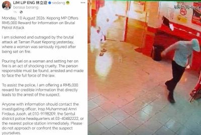 Individu dalam rakaman CCTV itu dilaporkan memakai baju berwarna biru muda dan seluar hitam.