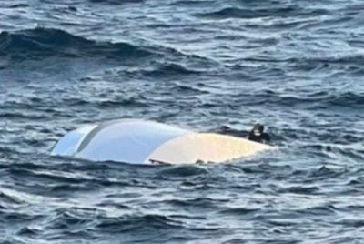 Ketiga-tiga mangsa berjaya diselamatkan selepas ditemukan berpaut pada motobot yang terbalik di perairan berhampiran Pulau Choji di daerah Ongjin pada Isnin. Foto/ Pengawal Pantai Incheon.