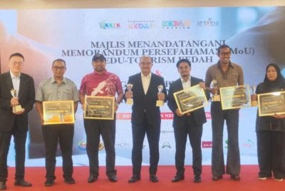 Salleh (tengah) bersama para penerima anugerah Tourism Industry Awards 2026 anjuran Persatuan Pembangunan Pelancongan Antarabangsa Malaysia (MITDA).
