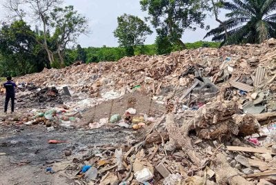 Premis barangan lusuh di Jalan Kempas Lama-Seelong didapati beroperasi secara haram di atas tanah yang sepatutnya digunakan bagi tujuan pertanian sejak lima tahun lalu.