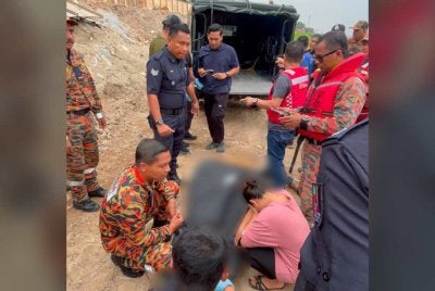 Seorang wanita dipercayai ahli keluarga mangsa tidak dapat menahan sebak selepas mayat kanak-kanak itu berjaya ditemui.