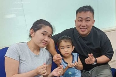 Simon bersama anaknya, Samantha (tengah) dengan ditemani isterinya, Eunice Luwi (kiri) ketika ditemui selepas Majlis Penyerahan Sumbangan Geran Perubatan RMHC Malaysia di Hospital TABTAR.