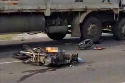 Seorang lelaki maut selepas motosikal yang ditunggangnya hilang kawalan dan bertembung dengan sebuah lori di Jalan Timur, Tawau.