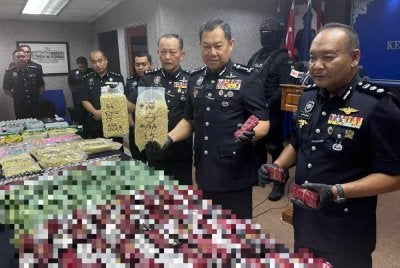 Datuk Ab Rahaman menunjukkan pelbagai jenis dadah dirampas menerusi serbuan yang dijalankan di Masai dan Taman Ehsan Jaya, Johor Bahru 5 Ogos lalu
